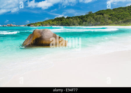 Granitfelsen, perfekten weißen Strand und türkisfarbenem Wasser am Anse Cocos in La Digue, Seychellen Stockfoto