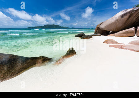 Anse Grosse Roche in La Digue, Seychellen mit klarem Wasser und Granit Felsen Stockfoto