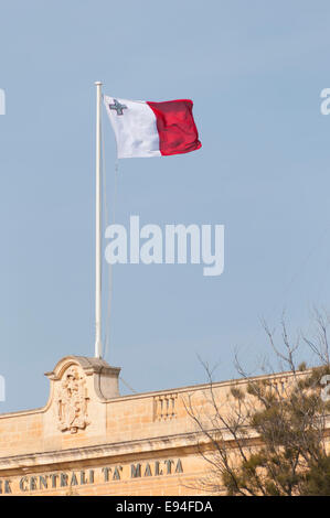 Die maltesische Flagge über Valletta, die Hauptstadt von Malta und die Kulturhauptstadt Europas 2018 Stockfoto