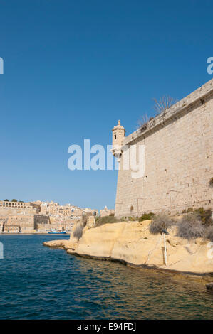 Ein Blick auf den Grand Harbour und Fort St. Angelo in Valletta, die Hauptstadt von Malta und die Kulturhauptstadt Europas 2018 Stockfoto