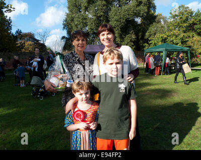 Fulham Palace; London UK. 19. Oktober 2014.  Apple Day Feierlichkeiten statt in Fulham Palace. Die Beal Familie gewinnen den ersten Preis im Wettbewerb backen Kuchen. Angehende Bäcker Leila und Ian Beal ihre Mutter unterstützt in den Gewinnerbeitrag kurz auf der Speisekarte in Fulham Palace Café werden die Zutaten vorbereiten.  KATHY DEWITT/Alamy Live-Nachrichten Stockfoto