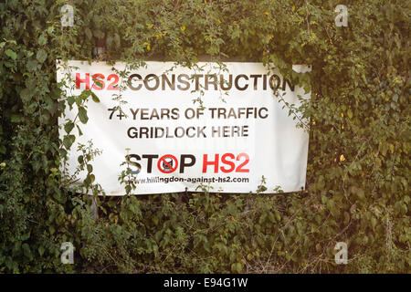 Ein HS2-Protest-Banner durch die "Stop HS2" Bewegung an einer Hecke befestigt Stockfoto