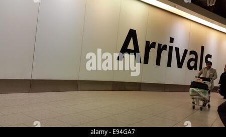 London, Großbritannien - 19. Oktober 2014. Ein großes Willkommen Schild gesehen bei den Ankünften am Londoner Heathrow Terminal 4. Screening am Heathrow Terminal 1 startet am 14. Oktober, bevor Sie auf anderen Terminals am Flughafen sowie Gatwick und Eurostar ausgedehnt wird. Das Gesundheitsministerium schätzt, dass 85 % aller Ankünfte nach Großbritannien aus betroffenen Ländern durch Heathrow kommen wird. Foto: David Mbiyu / Alamy Live News Stockfoto