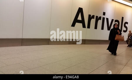 London, Großbritannien - 19. Oktober 2014. Reisende am Heathrow Terminal 4 einer der Flughäfen durch Abgleich der Fluggäste aus Ebola betroffenen Länder. Screening am Heathrow Terminal 1 startet am 14. Oktober, bevor Sie auf anderen Terminals am Flughafen sowie Gatwick und Eurostar ausgedehnt wird. Das Gesundheitsministerium schätzt, dass 85 % aller Ankünfte nach Großbritannien aus betroffenen Ländern durch Heathrow kommen wird. Foto: David Mbiyu / Alamy Live News Stockfoto