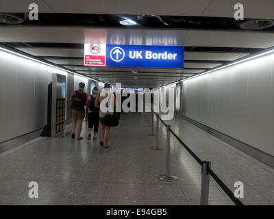 London, UK - 23. Juni 2014. (Foto) Passagiere, die zur britischen Grenze am Heathrow Terminal 4 zu sehen. Das Gesundheitsministerium schätzt, dass 85 % aller Ankünfte nach Großbritannien aus betroffenen Ländern durch Heathrow kommen wird. Foto: David Mbiyu / Alamy Live News Stockfoto