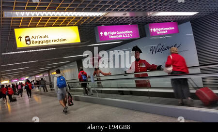 London, UK - 25. August 2014. Ein großes Willkommen Schild gesehen bei den Ankünften am Londoner Heathrow Terminal 4. Screening am Heathrow Terminal 1 startet am 14. Oktober, bevor Sie auf anderen Terminals am Flughafen sowie Gatwick und Eurostar ausgedehnt wird. Das Gesundheitsministerium schätzt, dass 85 % aller Ankünfte nach Großbritannien aus betroffenen Ländern durch Heathrow kommen wird.  Foto: David Mbiyu / Alamy Live News Stockfoto