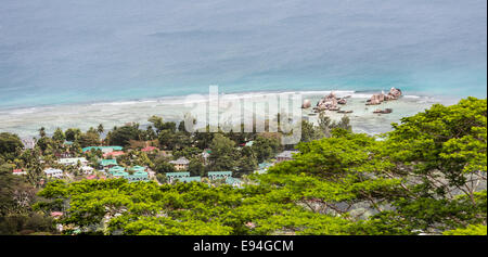 Blick vom höchsten Punkt von La Digue, Nid d ' Aigle hinunter an die Küste Stockfoto