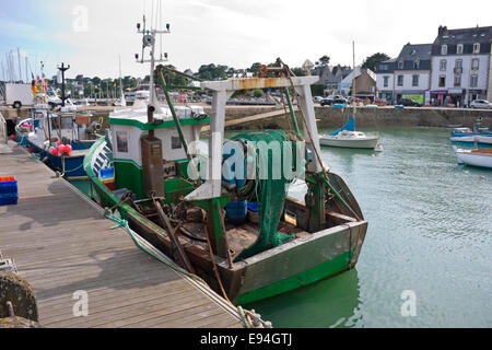 Ein fischender Trawler mit Wunde Netzen vor Anker in der Marina La Trinité-Sur-Mer, Bretagne, Frankreich Stockfoto