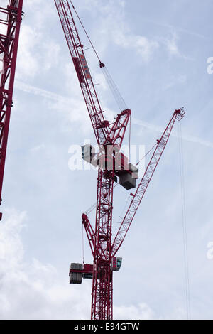 Nahaufnahme von roten Kräne auf der Baustelle der "Victoria Circle", Land Securities Entwicklung von Victoria, London, UK Stockfoto