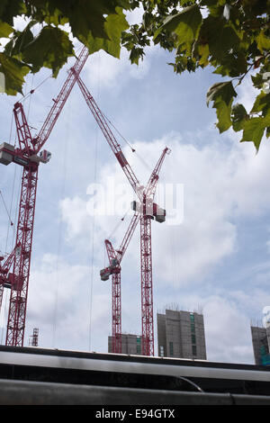 Roten Kräne auf der Baustelle der "Victoria Circle", Land Securities Gebäude Neuentwicklung von Victoria, London, UK Stockfoto