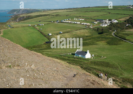 Kirche des Heiligen Kreuzes Mwnt, Mwnt, auf der Spitze des Berges, der Hügel bei Mwnt, mit Blick über die Cardigan Bay, Ceredigion, West Wales, Stockfoto