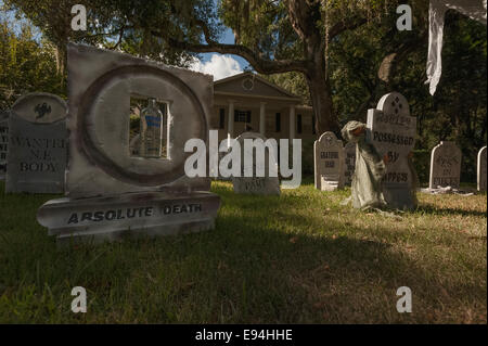 Halloween Garten Deko anzeigen in einem Privathaus in Zentral-Florida-USA Stockfoto