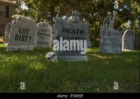 Halloween Garten Deko anzeigen in einem Privathaus in Zentral-Florida-USA Stockfoto