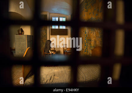 Blick durch das Sichtfenster zu Marie Antoinette Wachen neu Zelle in der Conciergerie, Paris, Frankreich Stockfoto