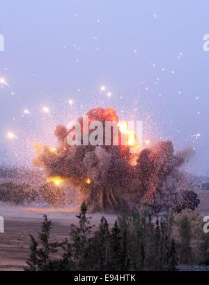 Tripoli, Libyen. 19. Oktober 2014. Die Blindgänger Schalen sind in der Nähe von Tripolis, Libyen, am 19. Oktober 2014 zur Detonation gebracht. Ein Team von libyschen Pioniere am Sonntag gesammelt und detonierte eine Charge von nicht explodierten Granaten links von kämpfenden militanten Gruppen in der Nähe der Hauptstadt Tripolis. Bildnachweis: Hamza Türkei/Xinhua/Alamy Live-Nachrichten Stockfoto