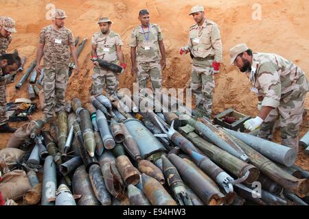 Tripoli, Libyen. 19. Oktober 2014. Pioniere und einige Soldaten überprüfen die Blindgänger Schalen in der Nähe von Tripolis, Libyen, 19. Oktober 2014. Ein Team von libyschen Pioniere am Sonntag gesammelt und detonierte eine Charge von nicht explodierten Granaten links von kämpfenden militanten Gruppen in der Nähe der Hauptstadt Tripolis. Bildnachweis: Hamza Türkei/Xinhua/Alamy Live-Nachrichten Stockfoto