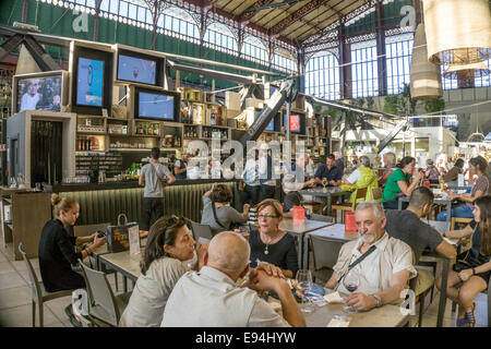 Bar & überfüllten Sitzbereich der Food-Court im Obergeschoss in prächtigen viktorianischen Gusseisen Struktur Zentrum Markt von Florenz Stockfoto