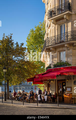 Späten Nachmittag Sonne auf La Brasserie de Ile Saint-Louis Cafe, Ile Saint-Louis, Paris, Frankreich Stockfoto