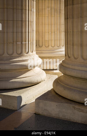 Spalten entlang der vorderen Fassade des Pantheons, Paris, Frankreich Stockfoto