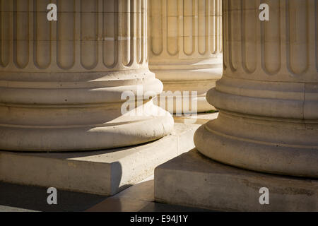 Spalten entlang der vorderen Fassade des Pantheons, Paris, Frankreich Stockfoto