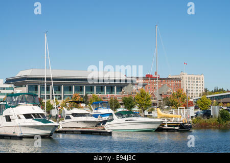 Motorboote und Yachten ankern in der Marina am Prince Arthur Landung, Thunder Bay, Ontario, Kanada Stockfoto