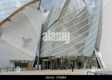 Paris, Frankreich. Neues Museum für zeitgenössische Kunst die 'Fondation Louis Vuitton', in Bois de Boulogne Parks, Kreditarchitekt: Fred Gehry, schickes Gebäude frankreich, ungewöhnliche Gebäude Stockfoto