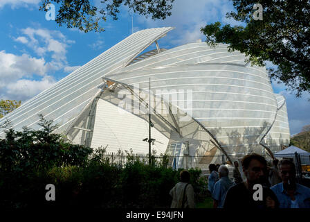 Paris, Frankreich. Neues Museum für zeitgenössische Kunst die 'Fondation Louis Vuitton', in Bois de Boulogne Parks, Kreditarchitekt: 'Frank Gehry', Touristen, die draußen sind, Louis vuitton ungewöhnliche Gebäude aus Glas Stockfoto