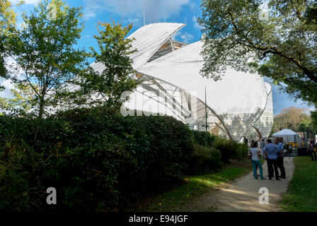 Paris, Frankreich. Neue zeitgenössische Kunst Museumsgebäude "Fondation Louis Vuitton", im Bois de Boulogne Parks, Credit Architekt: Fred Gehry, Touristen besuchen außerhalb Stockfoto