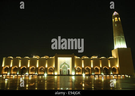 Doha, Katar - 16. Oktober 2014. Katars größte Moschee Imam Muhammad Ibn Abdul Wahhab, aka die Zustand-Moschee befindet sich in Doha und hat eine Kapazität von 30.000 Gläubige. Die Moschee, das im 16. Dezember 2011, eingeweiht wurde benannt nach der großen Reformer, Pionier und muslimischen Theologen des 18. Jahrhunderts.  Die Moschee umfasst eine Fläche von 175.164 qm. Mehr als 11.000 Männer bieten Gebete in der zentralen klimatisierten Halle der Moschee und das angrenzende spezielle Gehäuse ist geräumig genug für 1200 Frauen. Foto: David Mbiyu / Alamy Live News Stockfoto