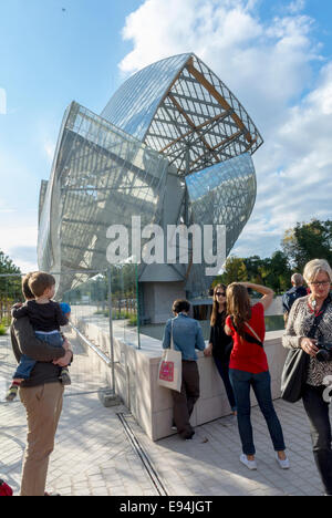 Paris, Frankreich. Museumsgebäude für zeitgenössische Kunst die 'Fondation Louis Vuitton', im Bois de Boulogne Park, Kreditarchitekt: 'Frank Gehry', Menschenmassen, Touristen, die draußen sind, entdecken ungewöhnliche, Glasgebäude frankreich, ungewöhnliche Gebäude Stockfoto