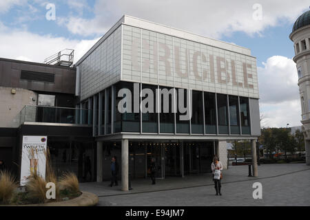 Der Gebäudeeingang des Crucible Theaters im Stadtzentrum von Sheffield, England, der modernistischen Architektur des Vereinigten Königreichs Stockfoto