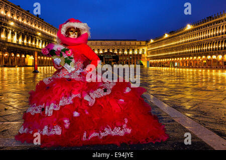 Venedig Karneval, Februar 2014. Kostümierte Karneval-Modell in einer leeren Markusplatz vor Sonnenaufgang. Stockfoto