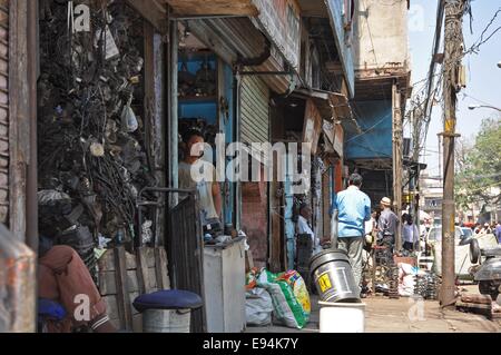 Mann aus dem Auto Teile des Verkäufers in heruntergekommenen Teil von Delhi Stockfoto