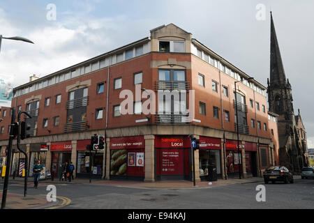 Sainsburys lokales Geschäft, Division Street Sheffield City Centre, Inner City Living England Street Corner Shop Stockfoto