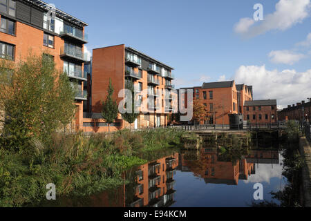 Kelham Island Apartments in Sheffield England, Mill Run im Vordergrund, urbane Innenstadt Wohnungen Sanierung Stockfoto