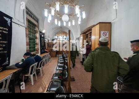 Hebron, Israel. Pilger und israelische Offiziere in der Höhle der Patriarchen (Höhle Machpela) Stockfoto