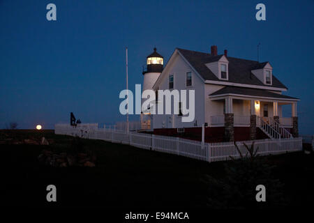 Full Moon rising bei Pemaquid Point Light Stockfoto