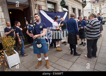 Warschau, UK. 14. Oktober 2014. Ein schottischer Dudelsackspieler - Polen vs. Schottland - UEFA Euro 2016 Qualifier - Nationalstadion - Warschau - 14.10.2014 Pic Philip Oldham/Sportimage. © Csm/Alamy Live-Nachrichten Stockfoto