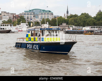 Riverside Blick auf eine kleine Thames River Polizei Boot unterwegs, Segeln auf Patrouille auf der Themse, London, UK in der Nähe von Victoria Embankment Stockfoto
