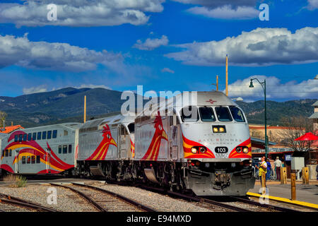Die Commuter Rail Runner Express Zug herausziehen des Santa Fe Station Richtung Süden. Stockfoto
