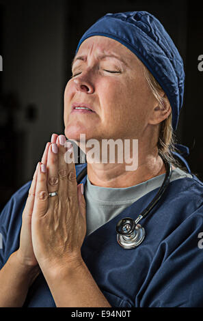 Schriftsatz mit Hände im Gebet weiblich Arzt oder Krankenschwester Stockfoto