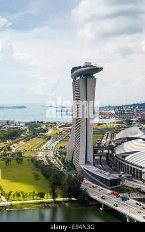 Marina Bay Hotel und Casino-komplex wie das Riesenrad Singapore Flyer entnommen. Stockfoto