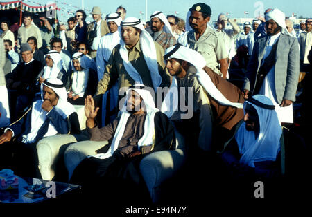 Falknerei-Wettbewerb 1976 mit Sheikh Zayed Zentrum, Rashid links, Saqr rechts, über Kronprinz gelehnt und hinter Morsy Abdullah vom Abu Dhabi Cultural Center Stockfoto