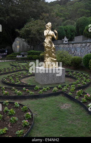 Goldene Statue von Teresa Teng am Grabe am Kinn Pao San, einem Friedhof in Jinshan, New Taipei City, Taiwan Stockfoto