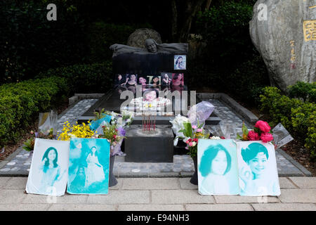 Grab von Teresa Teng am Kinn Pao San, einem Friedhof in Jinshan, New Taipei City, Taiwan Stockfoto