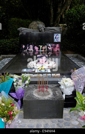 Grab von Teresa Teng am Kinn Pao San, einem Friedhof in Jinshan, New Taipei City, Taiwan Stockfoto