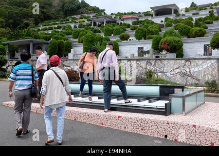 Trauernde, die das riesige Klavierspiel im Grab der Sängerin Teresa Teng in Jinshan, New Taipei City, Taiwan Stockfoto