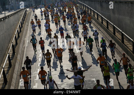 Sao Paulo, Brasilien. 19. Oktober 2014. Läufer teilnehmen in der 20. Internationalen Marathon von Sao Paulo, in Sao Paulo, Brasilien, am 19. Oktober 2014. © Levi Bianco/Brasilien Foto Presse/AGENCIA ESTADO/Xinhua/Alamy Live-Nachrichten Stockfoto