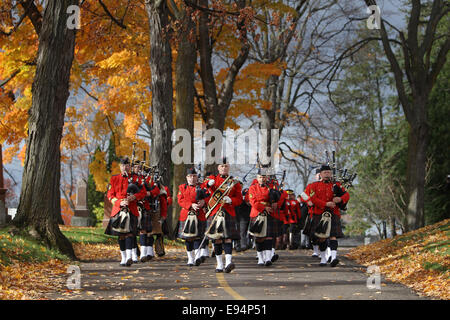 Ottawa, Kanada. 19. Oktober 2014. Royal Canadian Mounted Police (RCMP) gehen über Buchenholz Friedhof, die RCMP National Memorial Cemetery in Ottawa, Kanada, im 19. Oktober 2014. Der Friedhof, offen für ehemalige und aktuelle Mitglieder der RCMP, zivile Mitglieder, spezielle Polizisten und Mitglieder ihrer Familien wurde zum 10-jährigen Jubiläum des Friedhofs am Sonntag gefeiert. Bildnachweis: Cole Burston/Xinhua/Alamy Live-Nachrichten Stockfoto