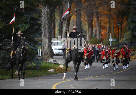 Ottawa, Kanada. 19. Oktober 2014. Royal Canadian Mounted Police Reiten durch die RCMP National Memorial Cemetery in Ottawa, Kanada, am 19. Oktober 2014. Der Friedhof, offen für ehemalige und aktuelle Mitglieder der RCMP, zivile Mitglieder, spezielle Polizisten und Mitglieder ihrer Familien wurde zum 10-jährigen Jubiläum des Friedhofs am Sonntag gefeiert. Bildnachweis: Cole Burston/Xinhua/Alamy Live-Nachrichten Stockfoto